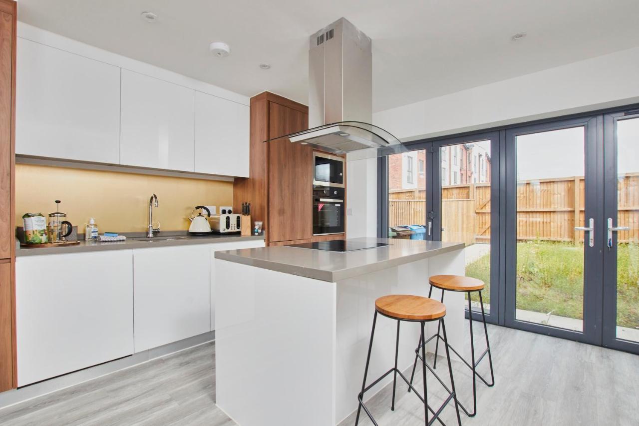 Fabulous 5 Bed House W Parking Villa Manchester Exterior foto